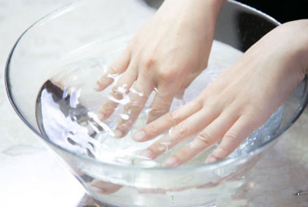用热水泡手    先准备一盆热水,去皮后,将手浸泡到热水(40-50`c)中